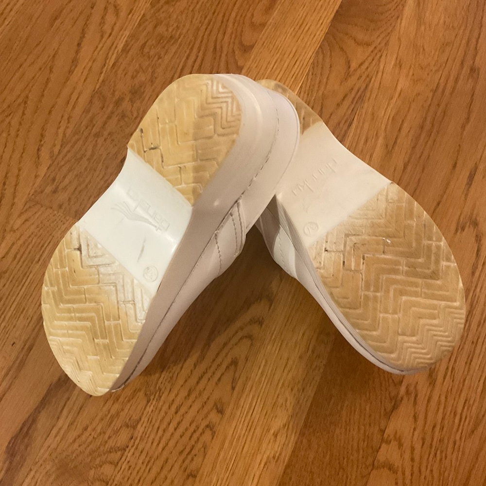 Dansko- Dansko's flagship classic for all-day comfort in white. Size 7/37 - Picture 6 of 8